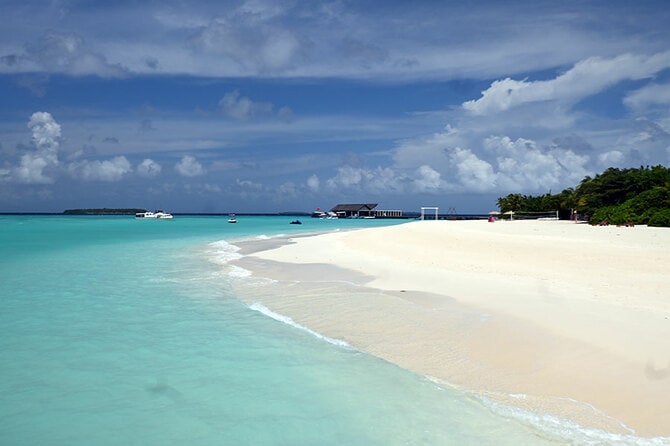 白砂ビーチの先にはごくごく浅瀬のラグーンが広がります。