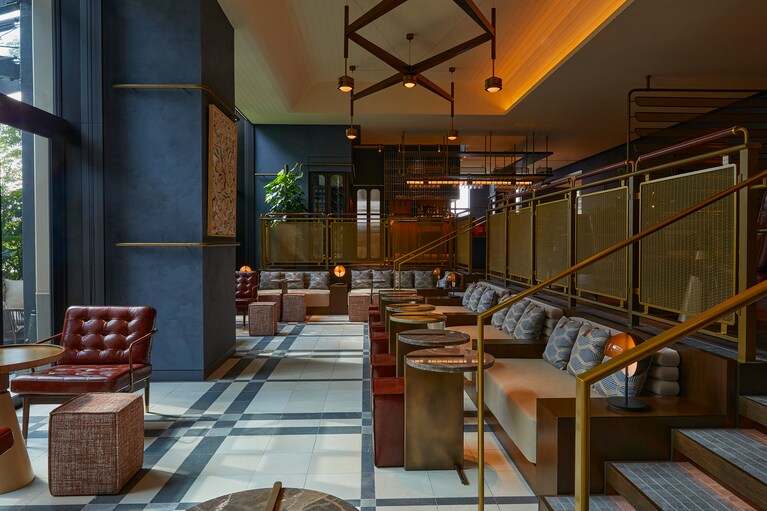 ホテル2階「ディストリクト ブラッスリー・バー・ラウンジ」では、ダイニング、ラウンジ、テラスでシーンに合わせた食事ができる。ラウンジとテラスはペット同伴可。