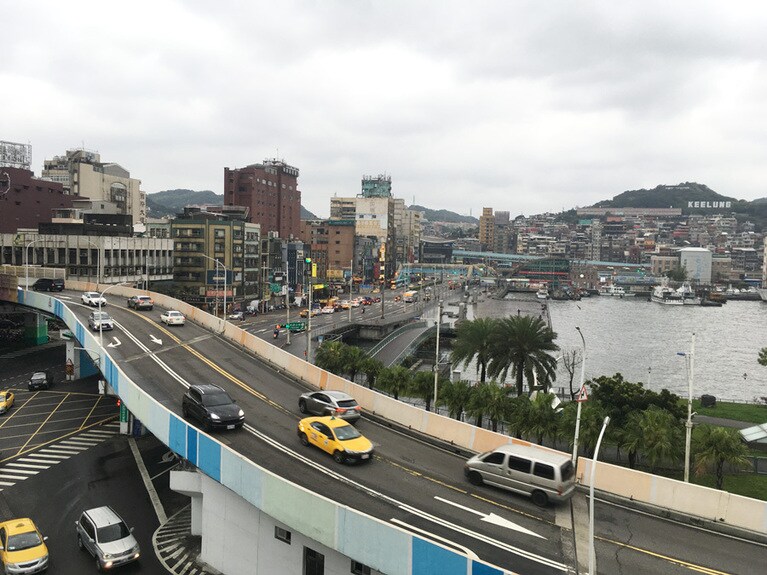 港に隣接する街の風景も一望できます。