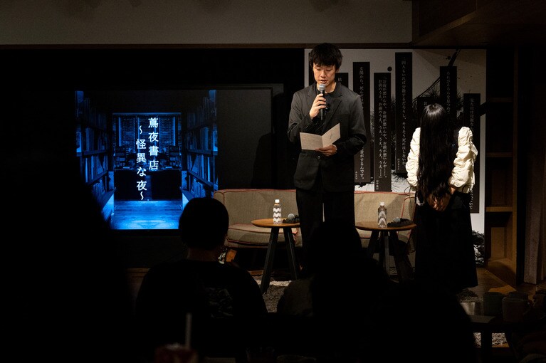 井戸から出てきたかのような女性が背後に。