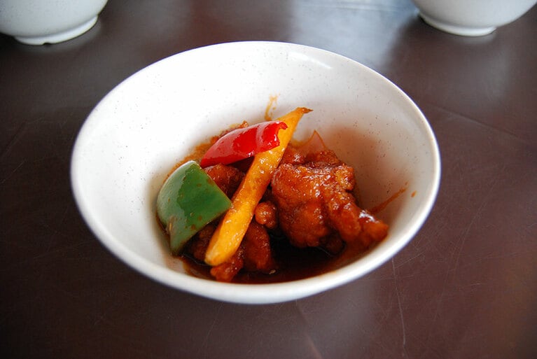 豚を黒酢で炒めた「スイート＆サワーポーク」。いわゆる酢豚で、豚のかわりに鶏や魚を使ったものもある。