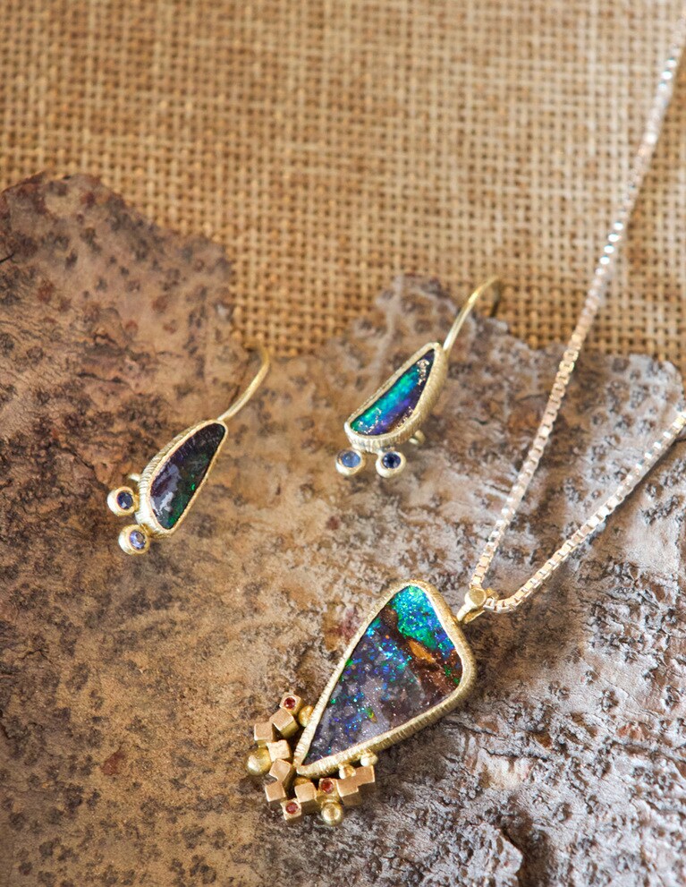 オーストラリア産オパールのジュエリー。どちらもイエローゴールドの飾りがアクセントに。ピアス$3,168、ペンダント$5,400