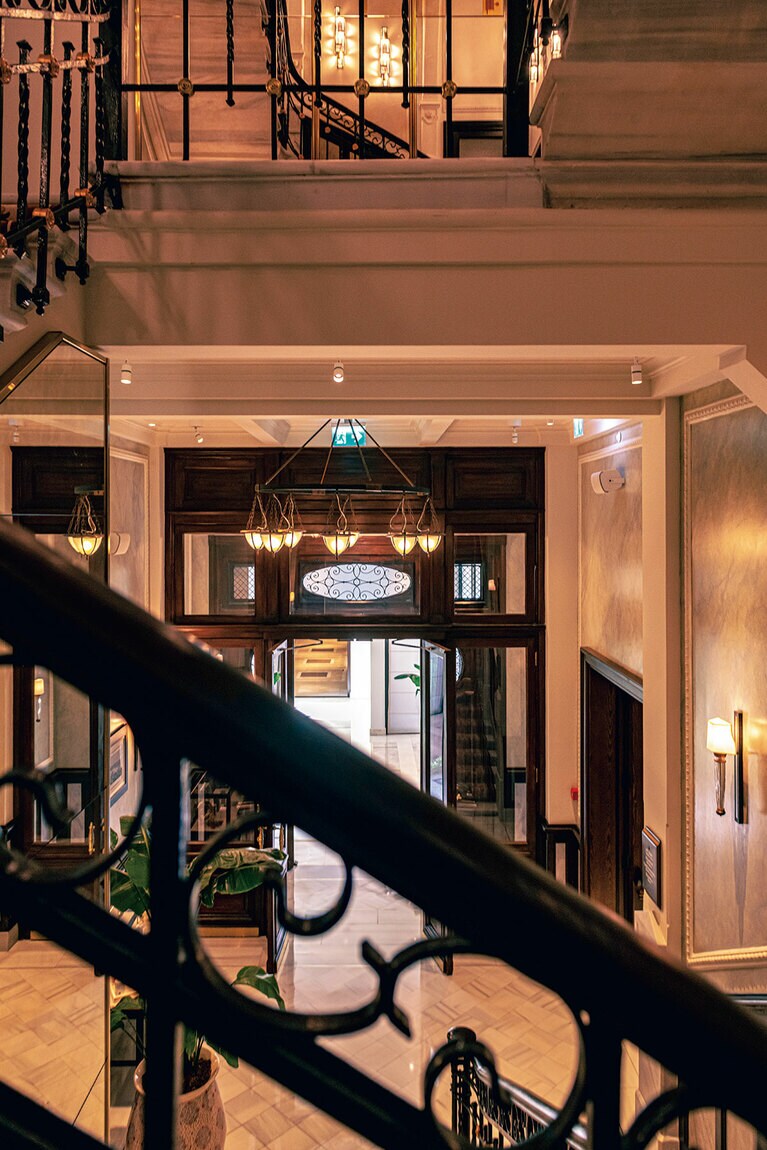 第2、第3ビルを結ぶクラシカルな廊下。一部の床には昔のタイルが使われている。