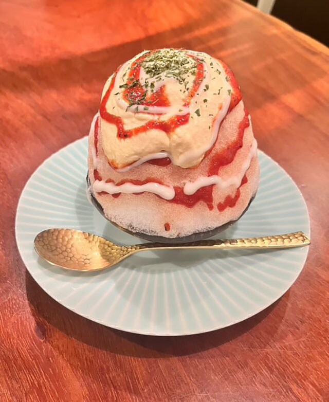 「オムライス」。2,400円。赤と黄色のコントラストも美しい。