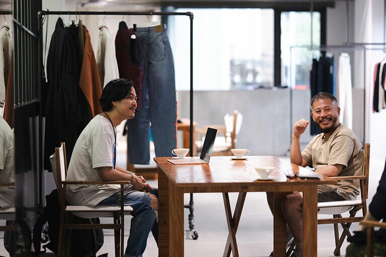 福屋氏（左）と久保氏（右）の出会いからバングラデシュ視察旅行に至るまで、ざっくばらんに答えてくれた。