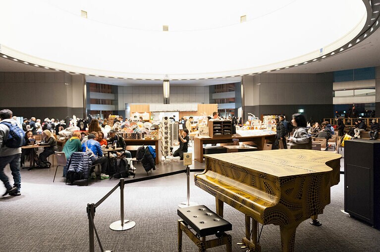 草間彌生の監修による装飾が施されたグランドピアノ。昼間は誰でも自由に弾ける。