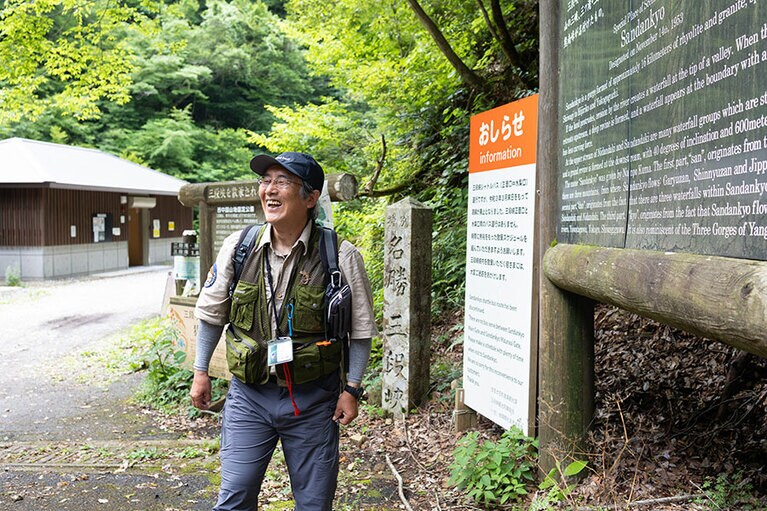 お話も上手なガイドの小林久哉さん。