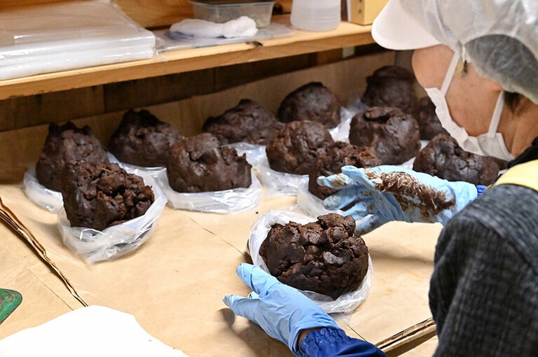 伊根満開の熟成酒粕。カカオのような風味が感じられ、洋食とも相性抜群。