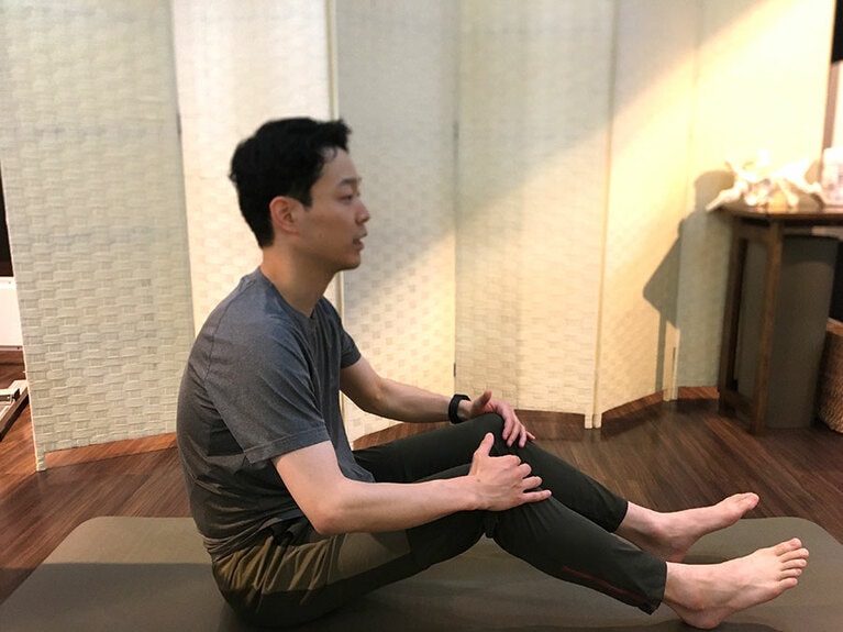 これはNG。背中は丸めないようにする。