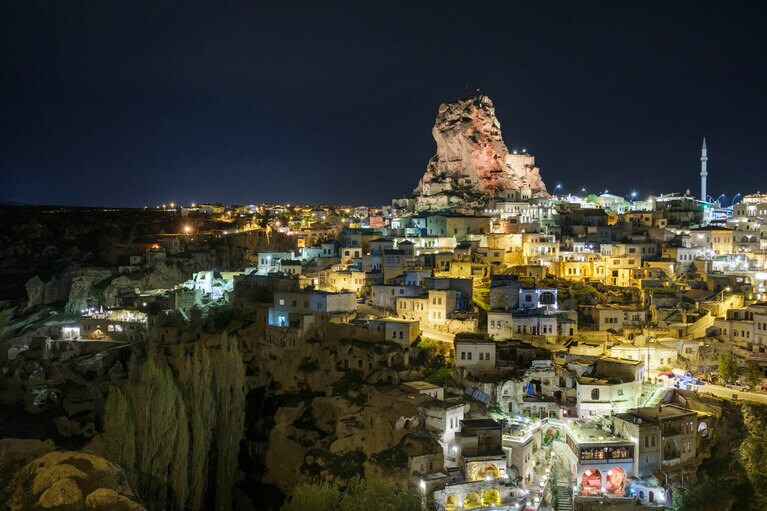 ホテルのほど近くにそびえる「オルタヒサル城塞」。日没とともに美しい夜景を楽しませてくれる。