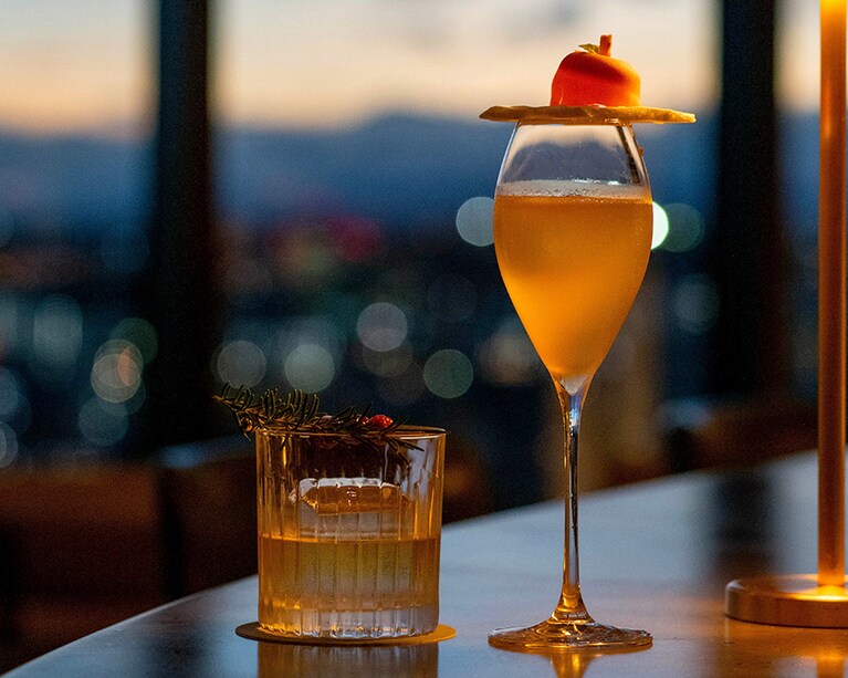 「コード・バー」のおすすめカクテル、りんごの風味が香る「ヘブンリーベッド・オータム」3,200円ほか。