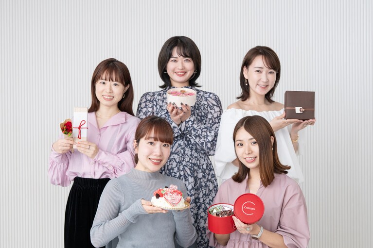 スイーツ好きのアンバサダーが、実際に試食をして厳選した贈り物。左奥から時計回りに、茂木雅世さん、岡田倖歩さん、能美黎子さん、片桐優妃さん、水村真奈さん。