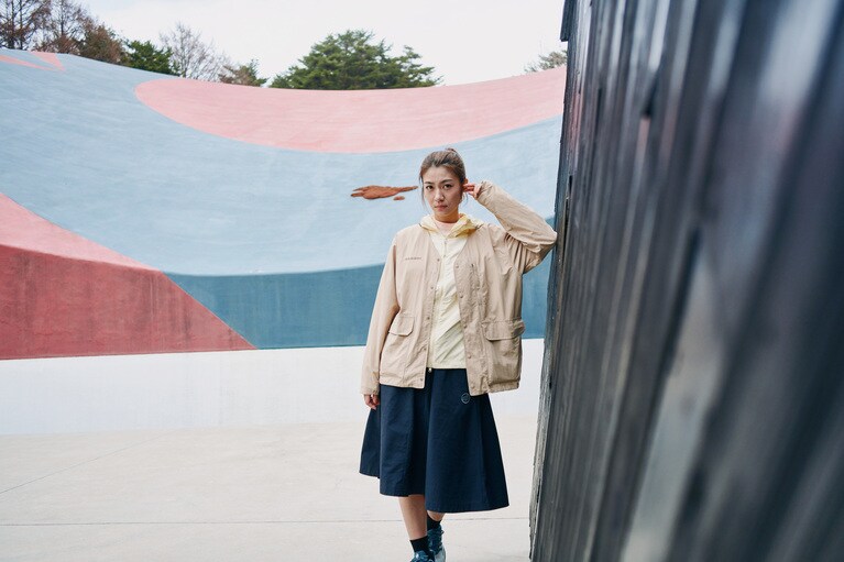 膝下丈のスカートはAラインに広がる上品なシルエットが特徴。ジャケットやシャツなどに合わせればきちんと感のある佇まいに。通気性と耐久撥水を両立し、アウトドアアクティビティに最適。UPF50+の素材でUV対策も万全です。耐摩耗性に優れたウーブン素材を使用し、トレイルでの引っかかりにも強くて安心です。