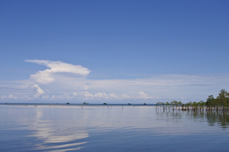 穏やかな海面に晴れ渡る空。雨季の晴れ間に感謝！