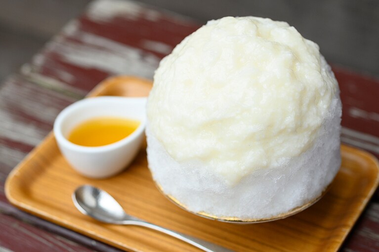 真っ白な佇まいが美しい「米米」。しょうがシロップ、またはいちごシロップ添え(選択可能)。1,300円。