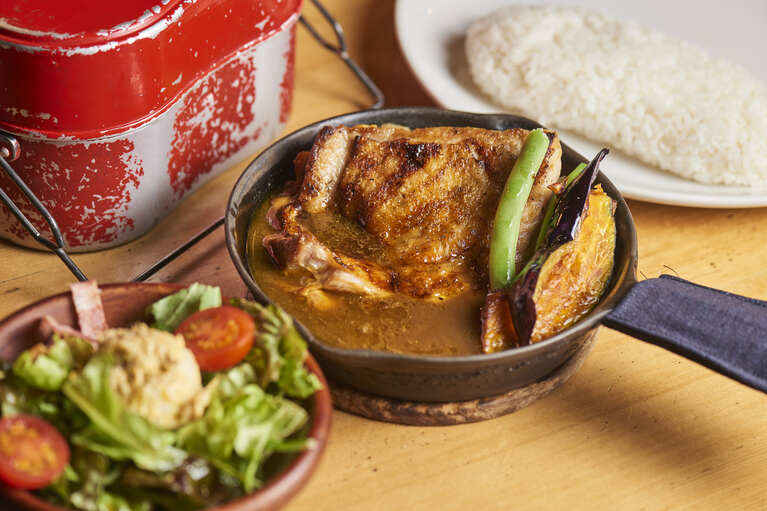 ステーキを食べる時はルーの中で肉にナイフを入れるのがポイント。肉汁がルーと合わさることでアルペンジローのルーが完成。