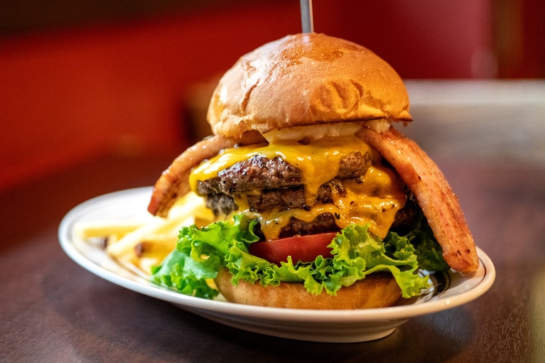 バンズからはみ出すベーコンの迫力！