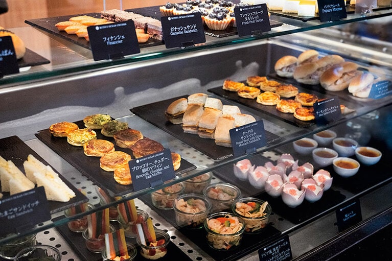 カフェメニューが人気の「MITSUI OCEAN スクエア」。ゲストサービスや図書コーナーも併設。