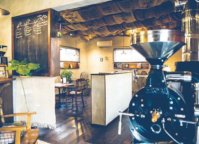 半年かけてDIYで作った店内。