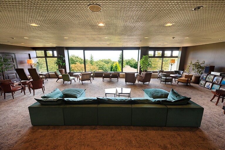 関東平野を一望できるラウンジ。