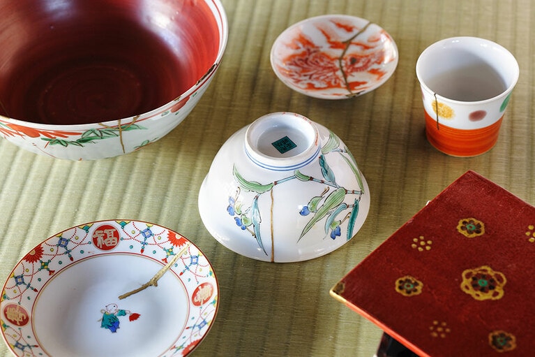 金継ぎにより新たな命を吹き込まれた器たち。