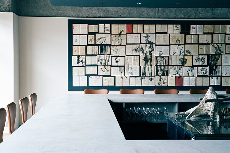 コの字型カウンターのダイニング。