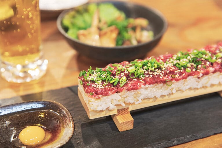 「ユッケ寿司(7貫)」1,700円。〆まで牛肉尽くし！