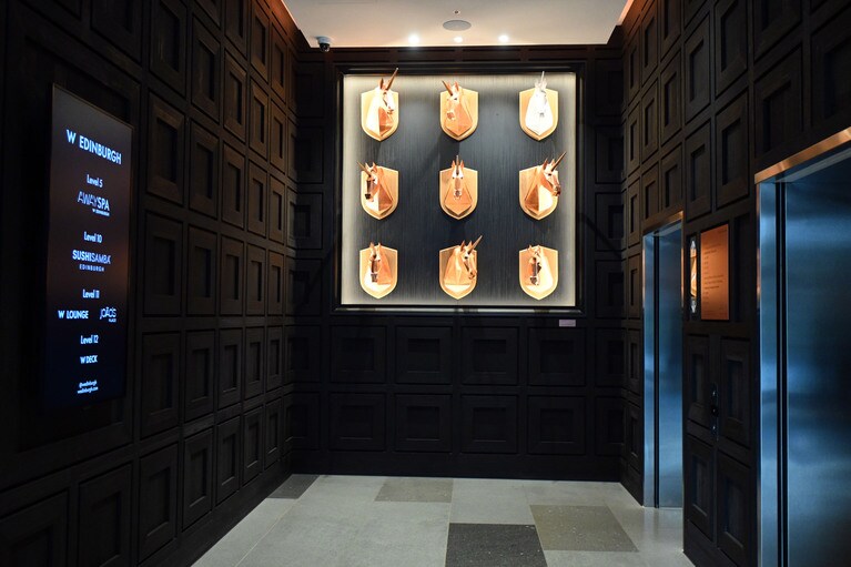 リボン・ビルディングのエレベーターホール。スコットランドをモチーフにしたデザインが随所に。