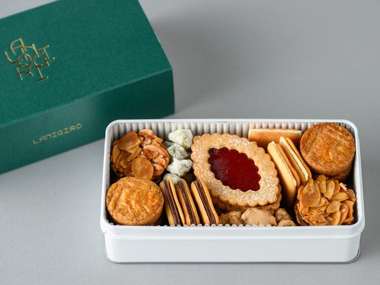 Biscyuts（クッキー缶）4,000円。