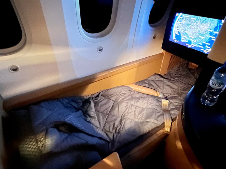 CAさんにベッドメイクしてもらったシート。フルフラットになるので寝心地抜群だ。