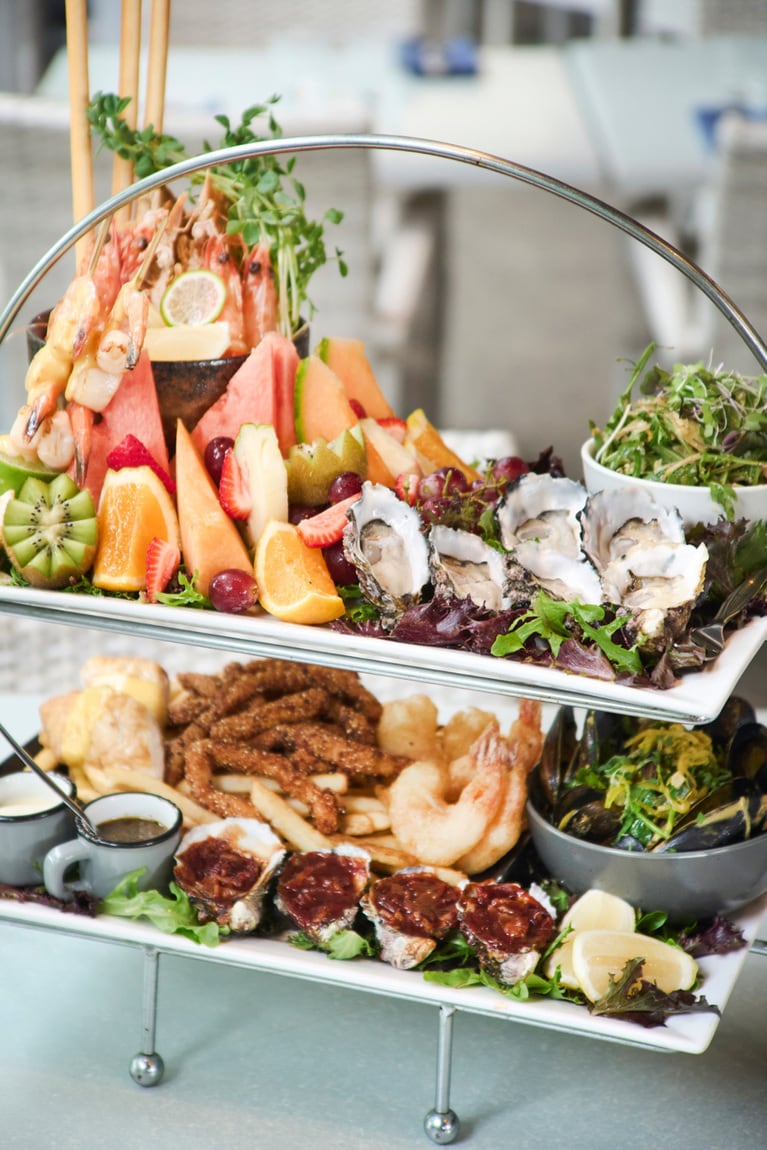 “グレートバリアリーフプラッター”は要予約。ケアンズではお祝いの日にシーフードプラッターを食べるそう。焼いたエビやホタテ、生ガキ、ムール貝など10種類以上のシーフードが山盛り。$240。