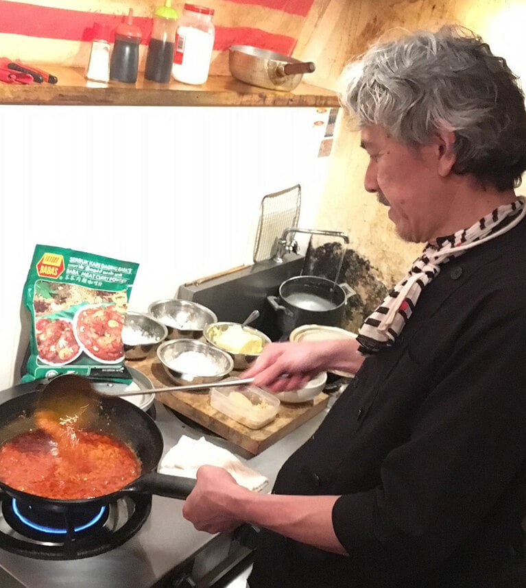 唐辛子をベースに、多種のスパイスやハーブを使って作る自家製のカレーペースト。ペーストも鮮度が大事なので、1週間で使い切る。