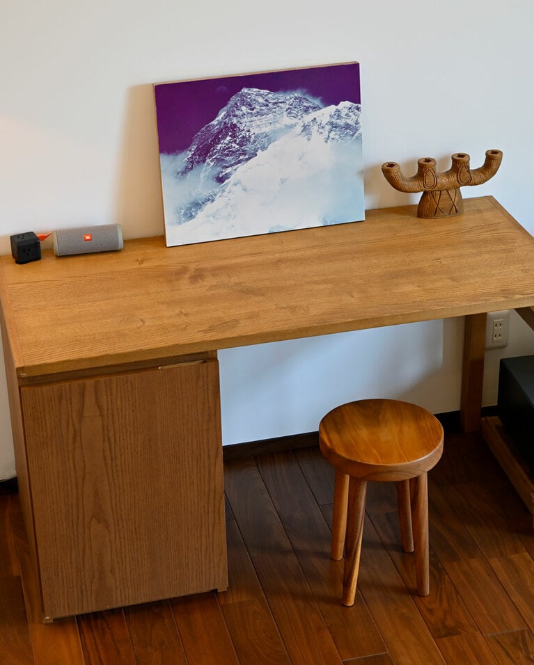 部屋ごとに異なるオリジナルのデスクやチェアもいい感じ。ワーケーションにも。