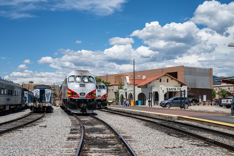 サンタフェ駅に停車する「ニューメキシコ・レイルランナー・エキスプレス」。アルバカーキ～サンタフェを約90分で結びます（平日10～11往復、土曜6往復、日曜４往復を運行。祝日は運休することがあるので要確認。2025年8月現在）。