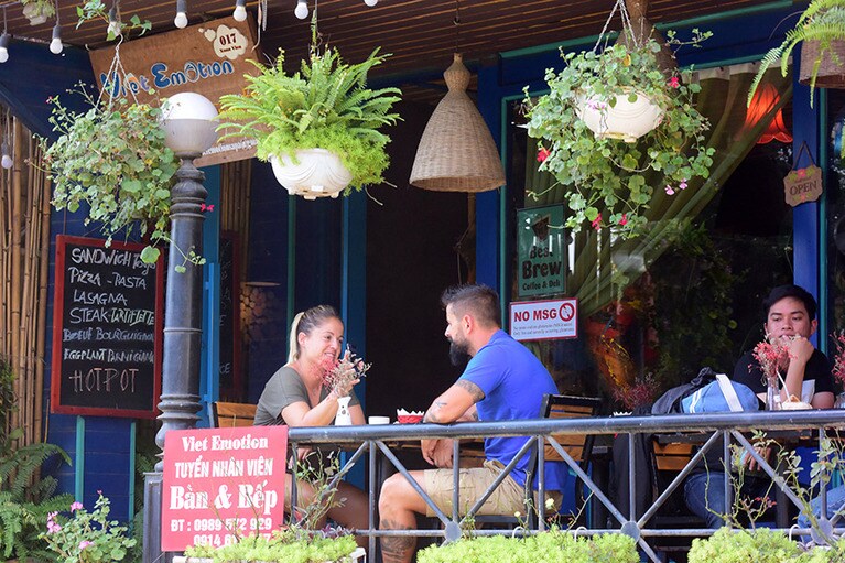 山間に忽然と現れるサパの町。山岳リゾートの洗練された風情も。
