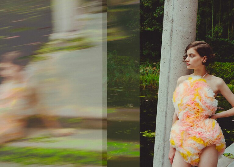 “ヴェトラーテ”プリントのピーチ、イエロー、ホワイトの色調を組み合わせている。