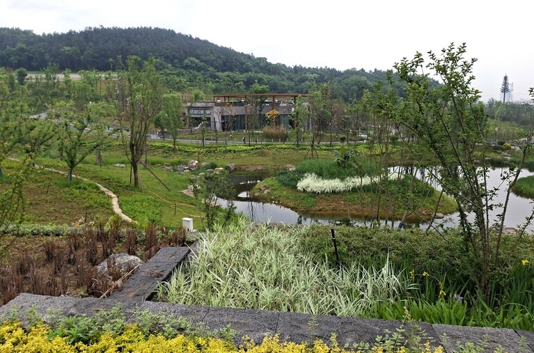 中央の奥に見える建物はパンダ館。（筆者撮影）