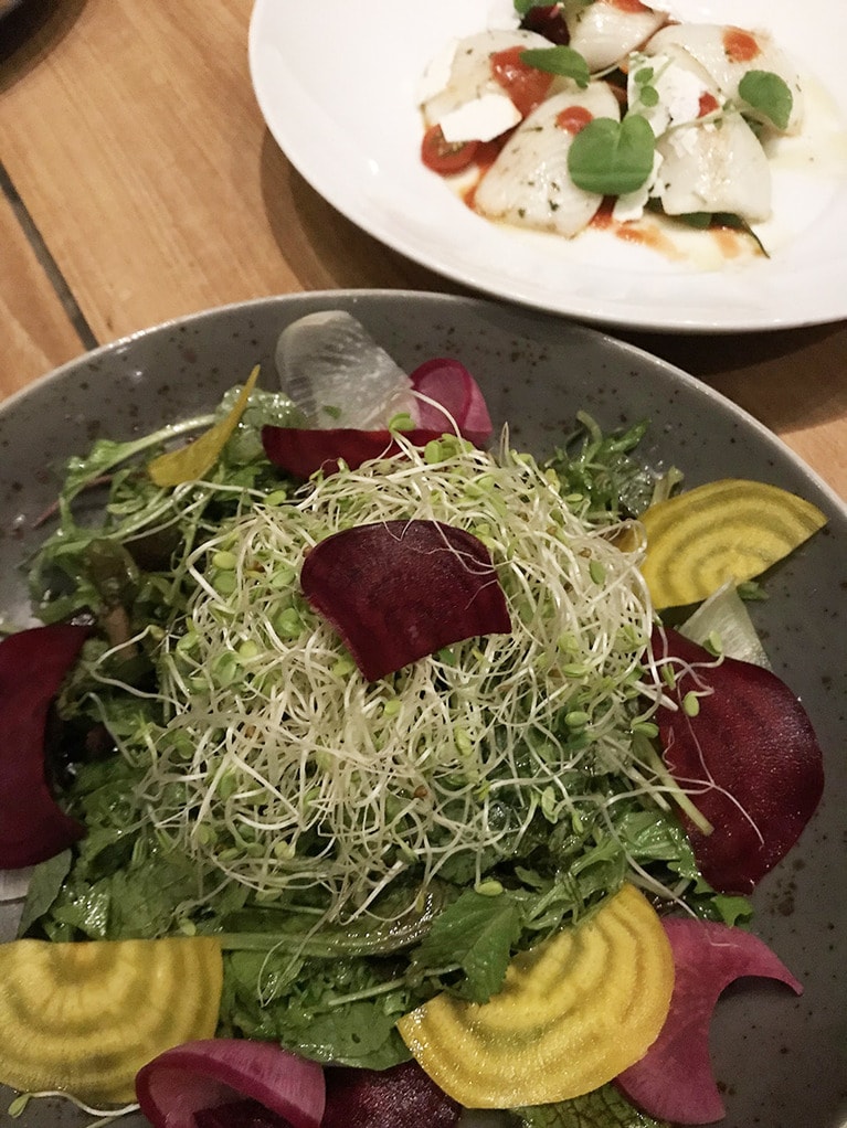 スプラウトがたっぷりのグリーンサラダはシャンパンビネガードレッシングで。