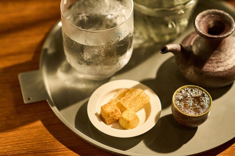島の酒BAR 泡盛セットは、炭酸割り、水割り、酒器で嗜む古酒の3杯セット。1,500円。