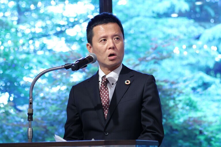 メディア発表会で登壇する西武ホールディングス上席執行役員の原田武夫氏。