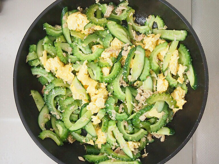 (7) 全体がしんなりしてきたら、(5)の卵をフライパンに入れてサッと混ぜます。