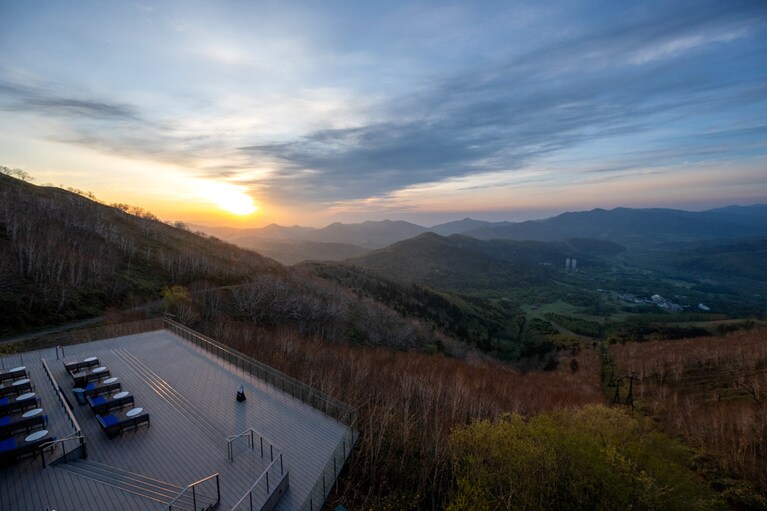 雲海の出ない日も、日高・東大雪の山々が連なる壮大なパノラマを望むことができる。