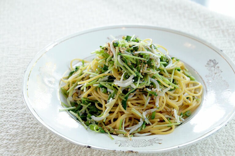 豆苗としらすの香ばしまぜそば。ZENB NOODLEをゆでて、豆苗の上から熱したごま油をジュッとかければ完成。