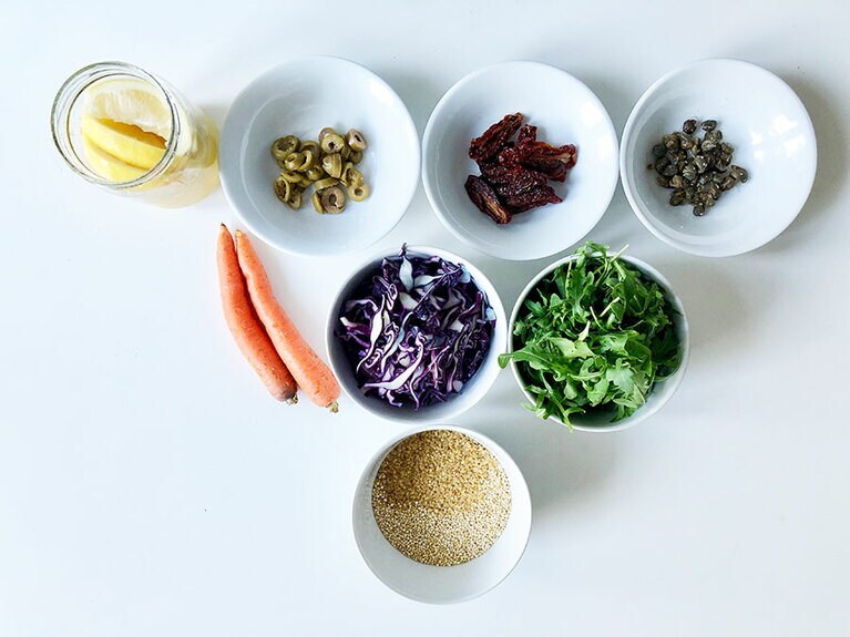 材料はこちら。冷蔵庫にある野菜やハーブなどなんでも投入！