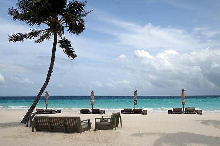 強風のため、パラソルも閉じられ……。