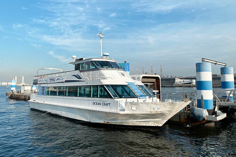 1階船室の窓は大きく、2階デッキも広いオーシャンクラフト。