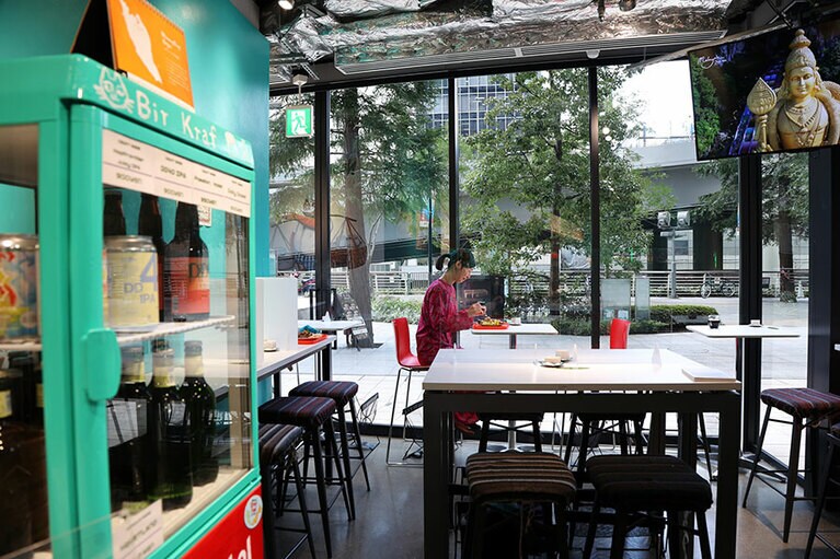 店内は全面窓ガラスで開放感がある。1人でサッと食べられる気楽さもいい。