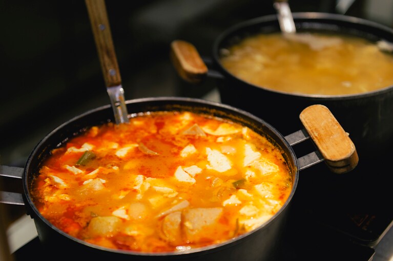 この日の汁ものにはスンドゥブチゲが。奥はあさりの味噌汁。迷う！