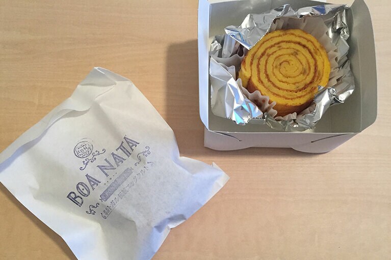 オレンジロール 250円。左は、パステル・デ・ナタの袋。