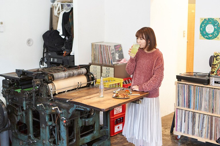 印刷機をテーブル代わりにして大丈夫？　そこはかとない背徳感を味わいつつ飲む。